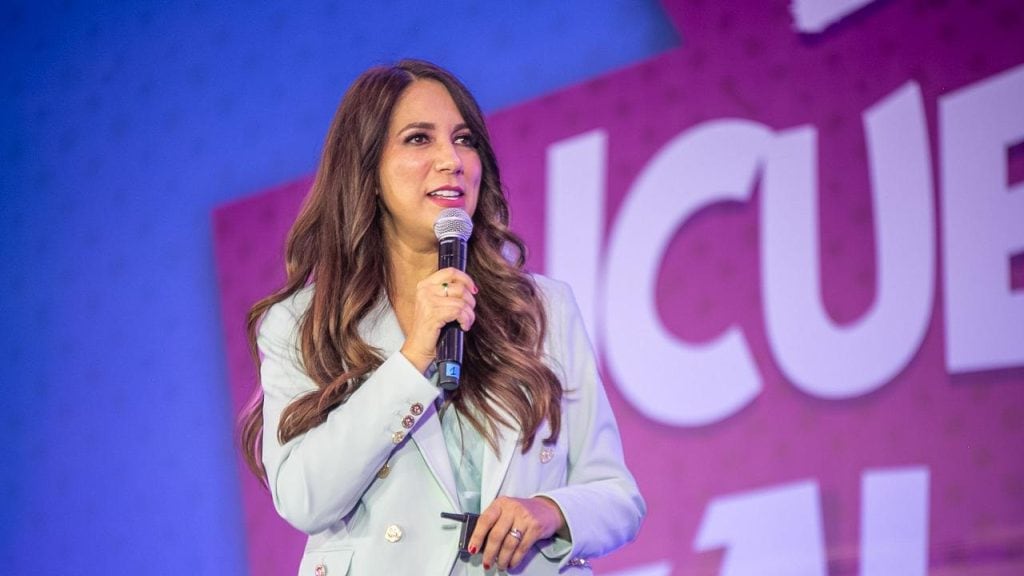 Durante su discurso la gobernadora del estado contó aspectos personales que le han significado una carga doble y el reto de "romper con el molde" que han impuesto los hombres en la forma de gobernar.