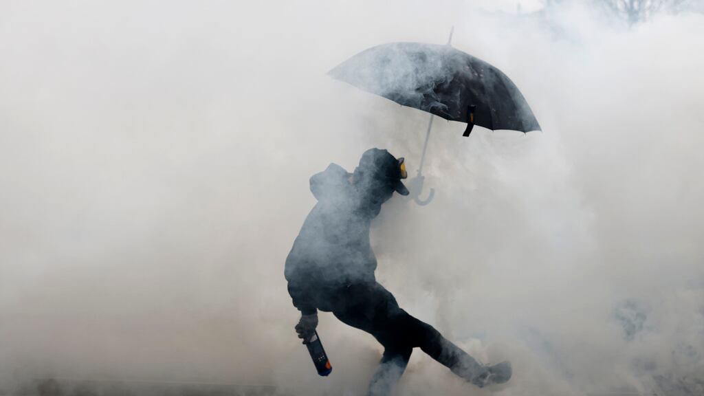 Protestas en Francia dejan poco más de 300 personas detenidas y se esperan paros laborales en próximos días