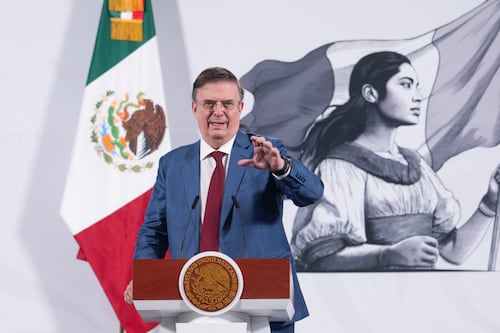 Polémica por hijo de Ebrard llega a investigación: Gobierno investiga su estancia en Reino Unido