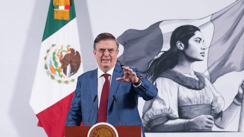 Polémica por hijo de Ebrard escala a investigación oficial por su estancia en Reino Unido