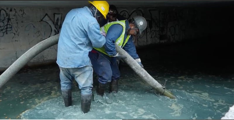Además de los trabajos para eliminar la contaminación, se realizan labores de limpieza y remoción de escombros.
