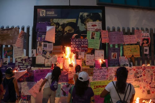 8M en Puebla: más de 17 mil mujeres marchan y culmina con quema en la Fiscalía