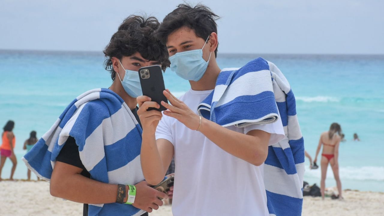 Grupo de estudiantes viaja a Cancún y detectan 30 casos positivos