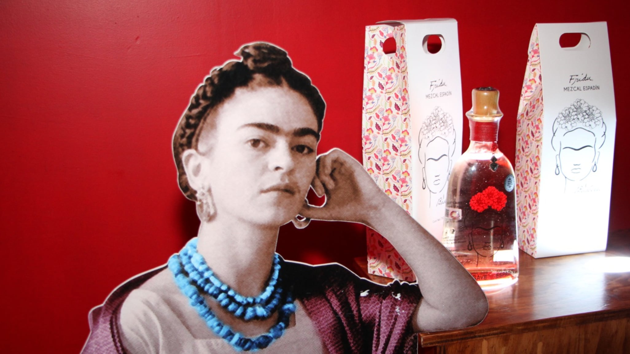 Fridu by Bakua es elaborado en Oaxaca con la imagen de la artista que más nos representa con notas de alba, hierbas húmedas y vegetales frescos.