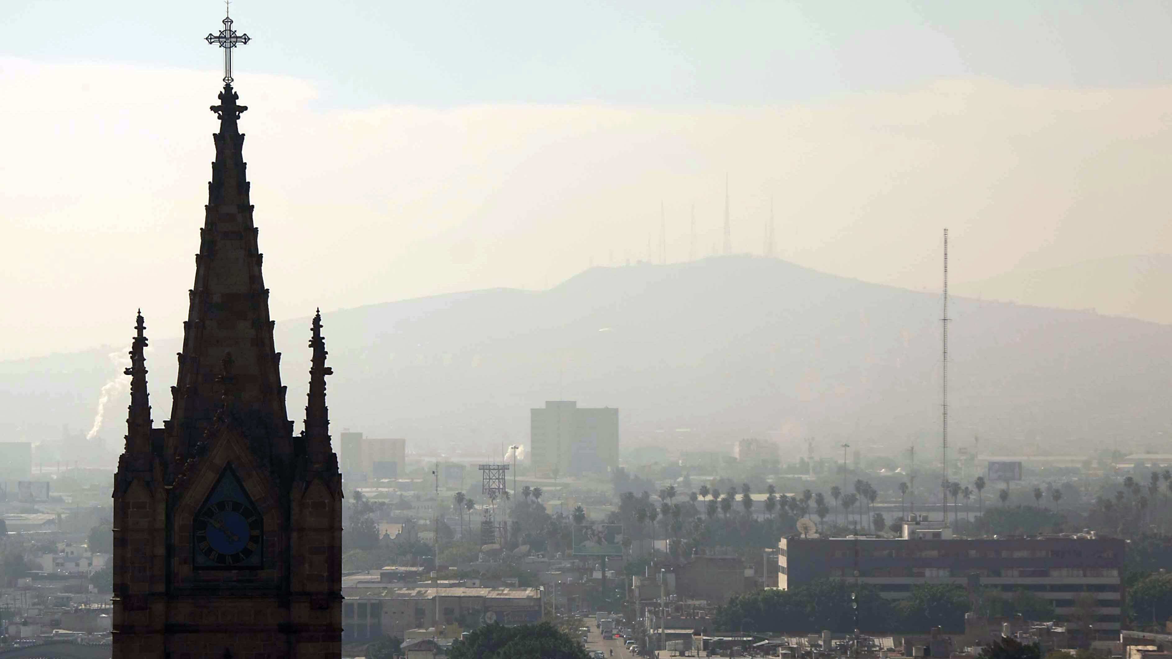 Ante los altos niveles de contaminación registrados en el Área Metropolitana de Guadalajara (AMG), particularmente en la zona sur, el Gobierno de Jalisco llamó a la población, gobiernos municipales y al sector industrial a cumplir con el Plan de Respuesta a Emergencias y Contingencias Ambientales (PRECA).