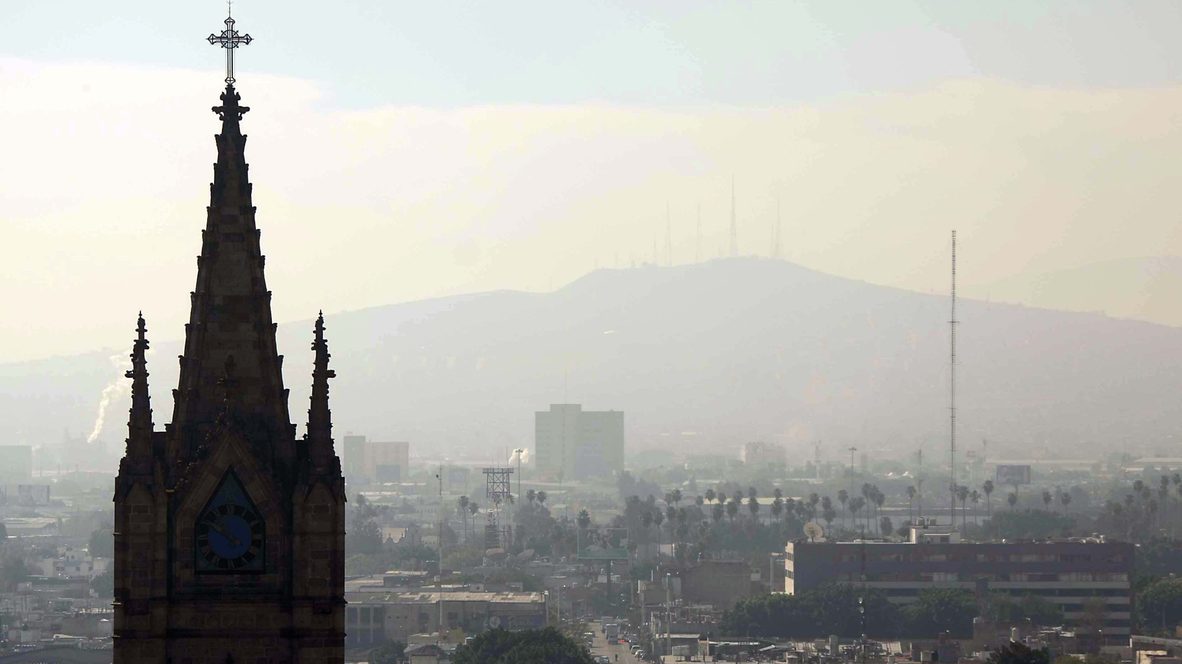 Ante los altos niveles de contaminación registrados en el Área Metropolitana de Guadalajara (AMG), particularmente en la zona sur, el Gobierno de Jalisco llamó a la población, gobiernos municipales y al sector industrial a cumplir con el Plan de Respuesta a Emergencias y Contingencias Ambientales (PRECA).