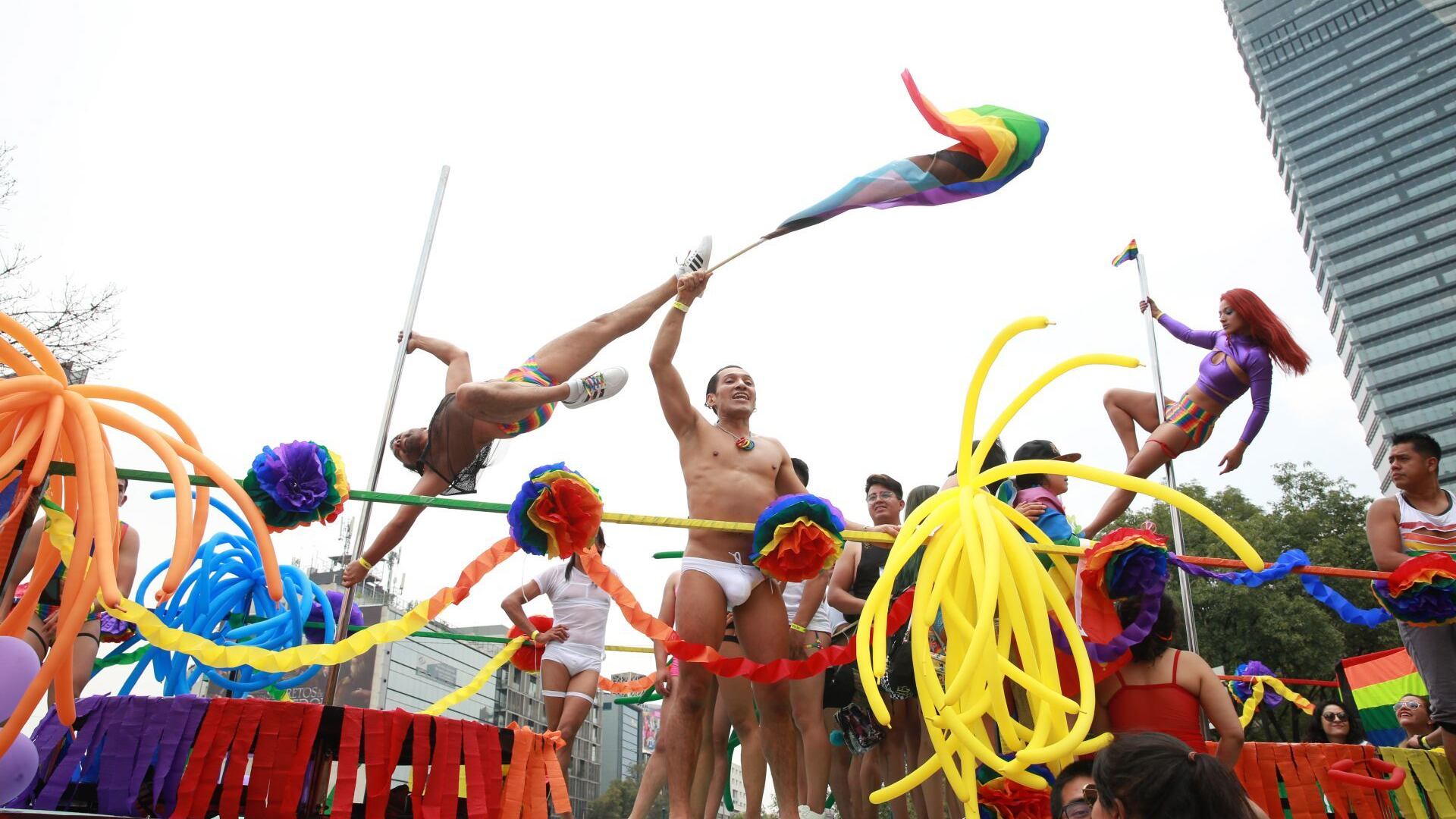 Participantes desfilan en la 44 edición de la Marcha del Orgullo LGBTTTIQ+ realizada en CDMX.