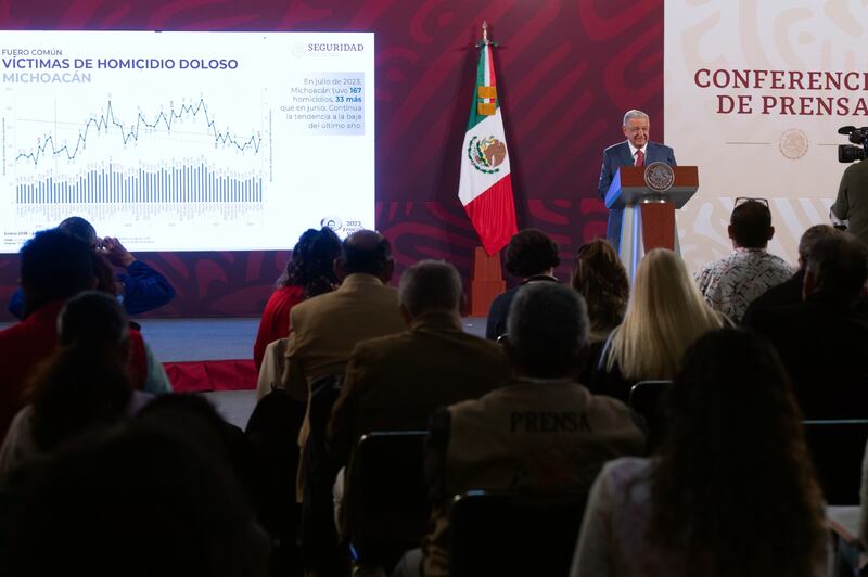 Casa llena en Palacio Nacional al regreso de AMLO.