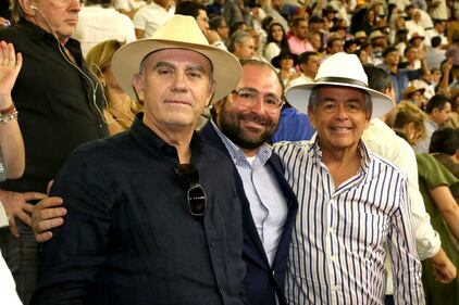 En un encuentro inesperado y lleno de camaradería, el renombrado matador de toros, José Mari Manzanares, tuvo el privilegio de visitar al reconocido cantante mexicano, Alejandro Fernández, en el backstage durante la celebración de la Feria de San Marcos. Este encuentro entre dos figuras destacadas en sus respectivos ámbitos no pasó desapercibido para los presentes, quienes presenciaron un intercambio ameno y lleno de admiración mutua.