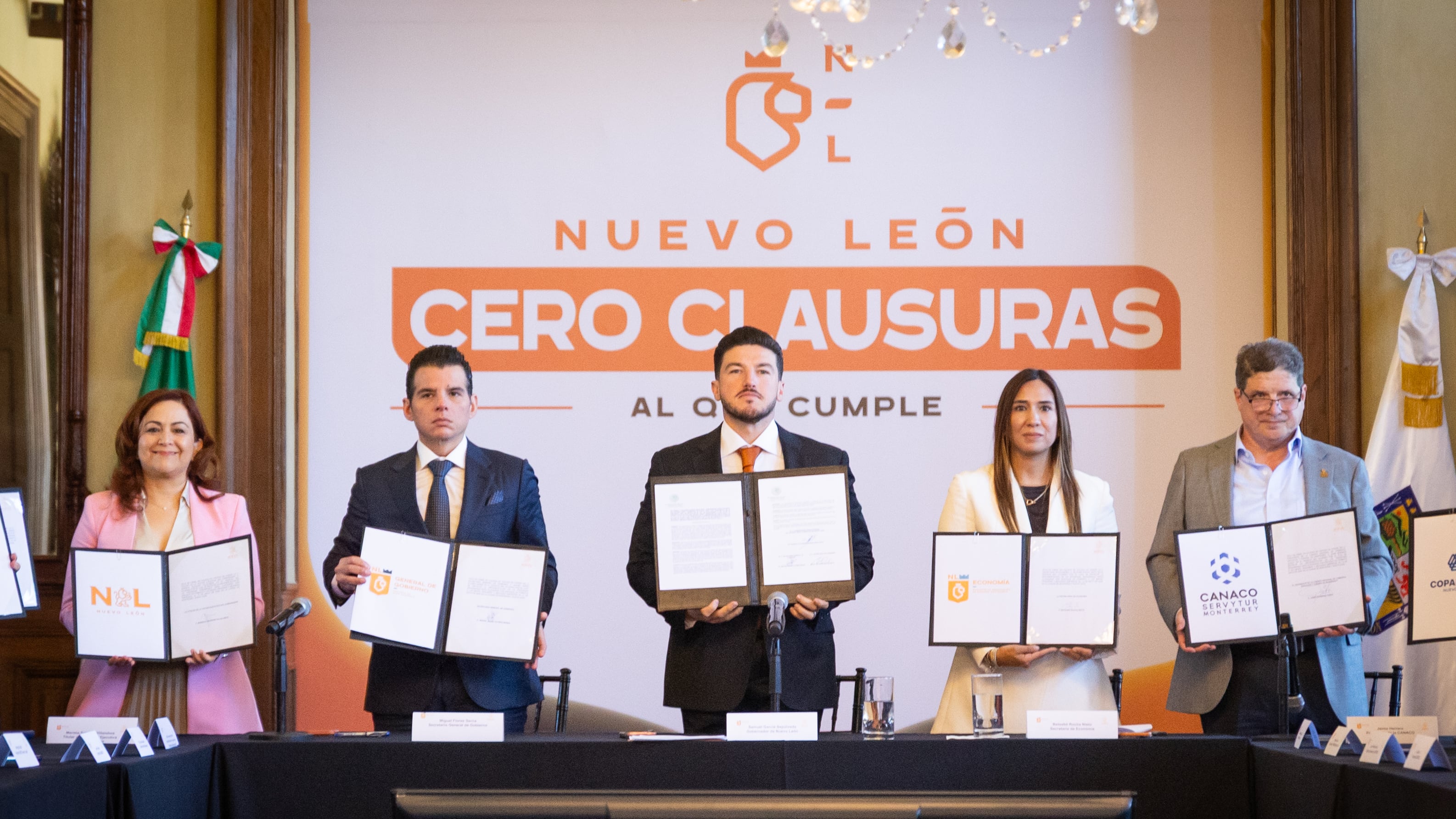 El gobernador aprovechó para reiterar el compromiso de su administración para fortalecer a las micro, pequeñas y medianas empresas.