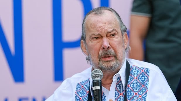 Hace una semana solicito licencia para retirarse de su cargo.