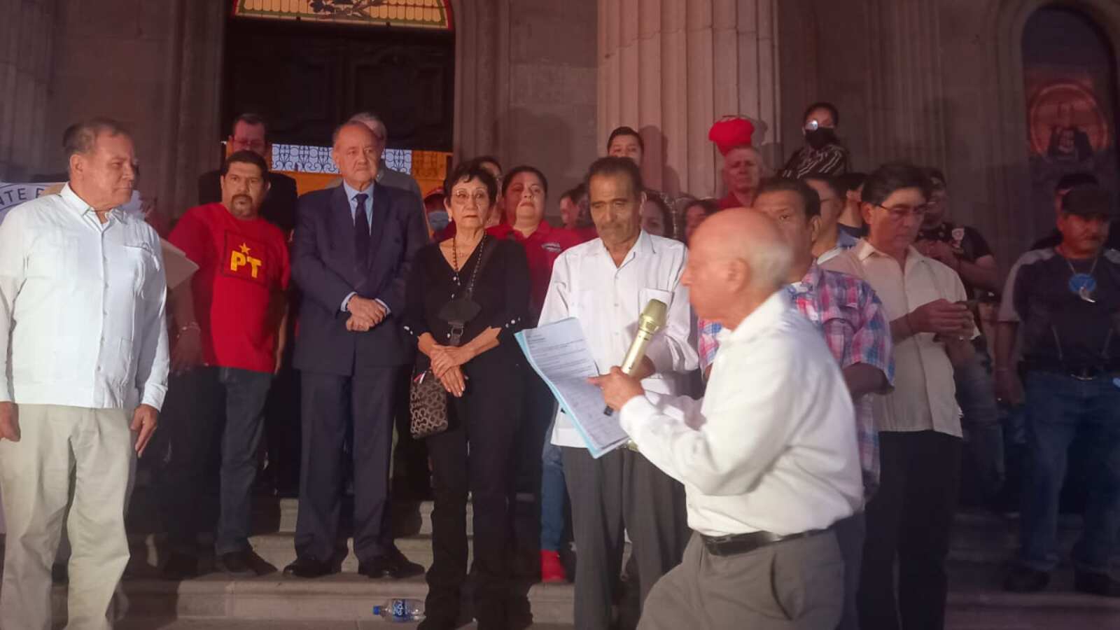 Javier Navarro, secretario general de Gobierno, recibió el pliego petitorio de los petistas.