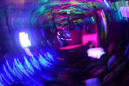 La espera terminó, ‘Neón Discoteque’ abrió sus puertas para transportar al público a una experiencia retro llena de nostalgia, en compañía de música de la década de los 70’s, 80’s y 90’s.