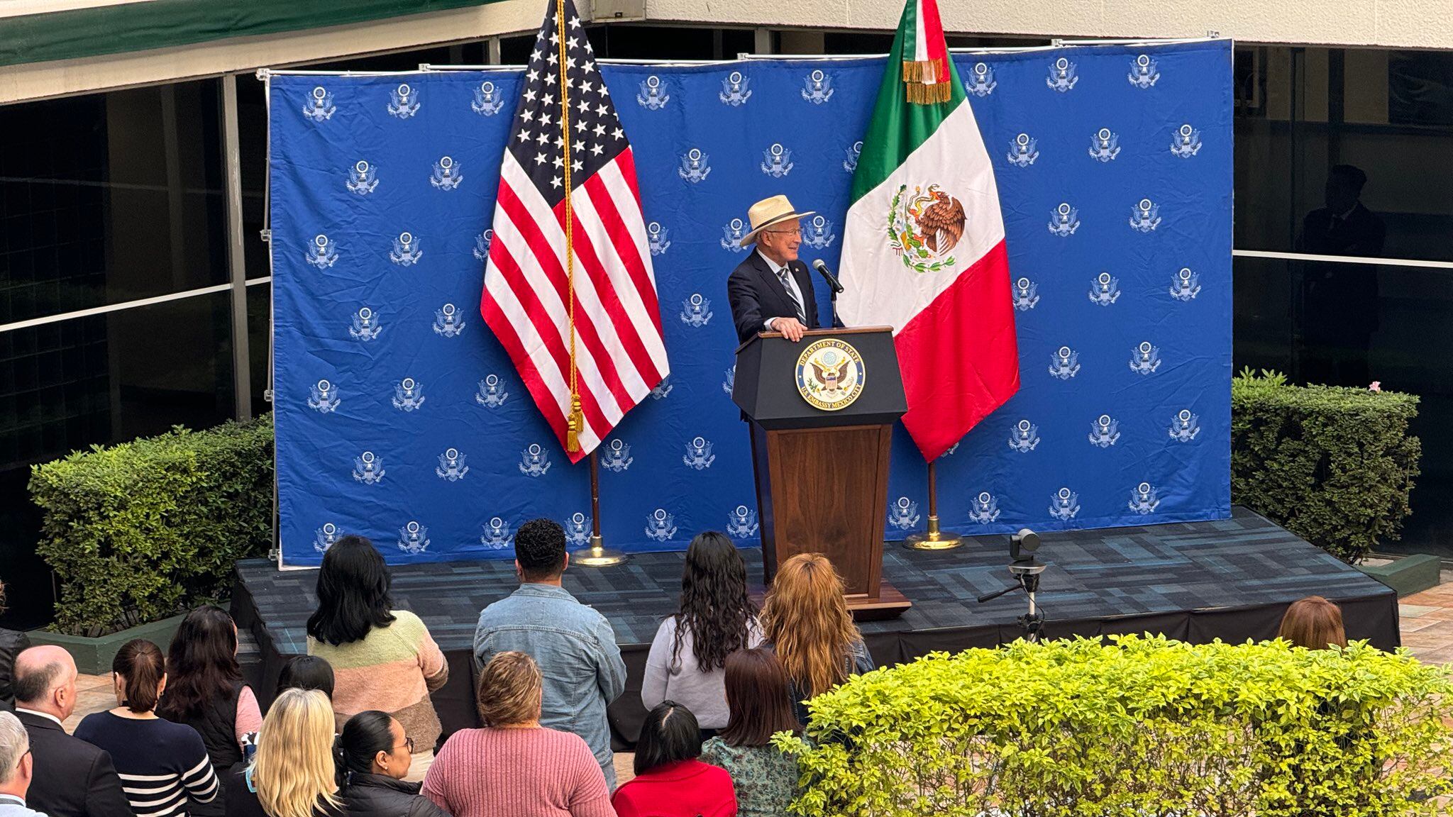 México envía nota diplomática a Ken Salazar por criticar “abrazos, no balazos”