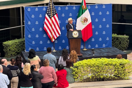 México envía nota diplomática a Ken Salazar por criticar “abrazos, no balazos”