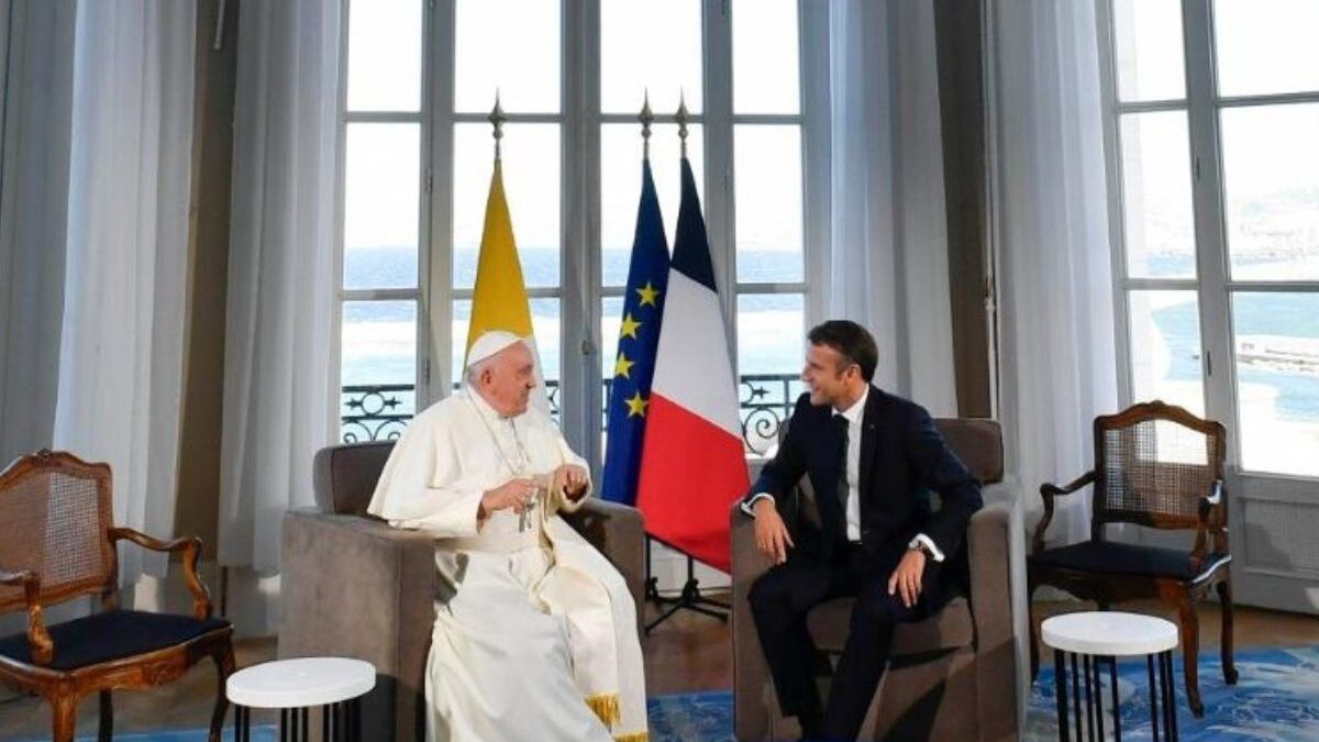 Papa Francisco y Emmanuel Macron.