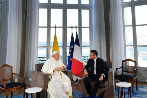 El Papa se reúne con Macron, que se declara ‘orgulloso’ de recibir a Francisco