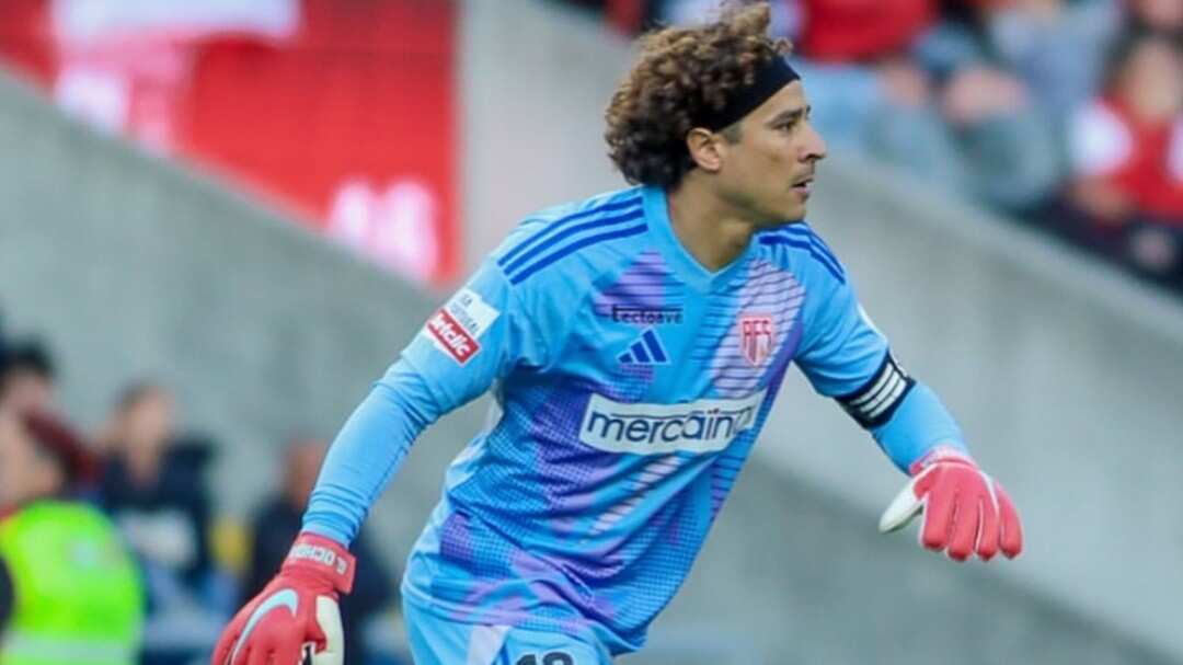 Guillermo Ochoa quiere evitar su cuarto descenso en Europa.
