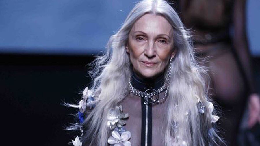 A Pino Montesdeoca la oportunidad en las pasarelas le llegó a una edad tardía, pero que no desaprovechó, aunque ha dedicó su vida profesional a la docencia.