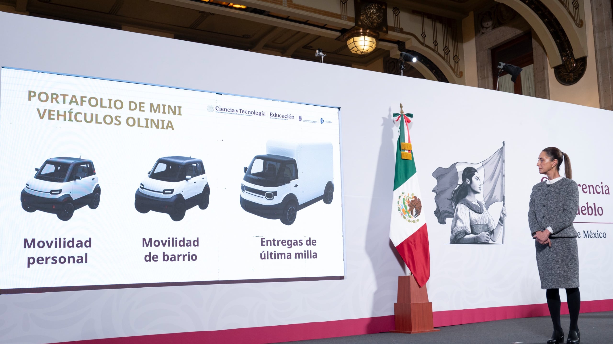 Claudia Sheinbaum ante los tres modelos de Olinia que costarán entre 90 y 120 mil pesos