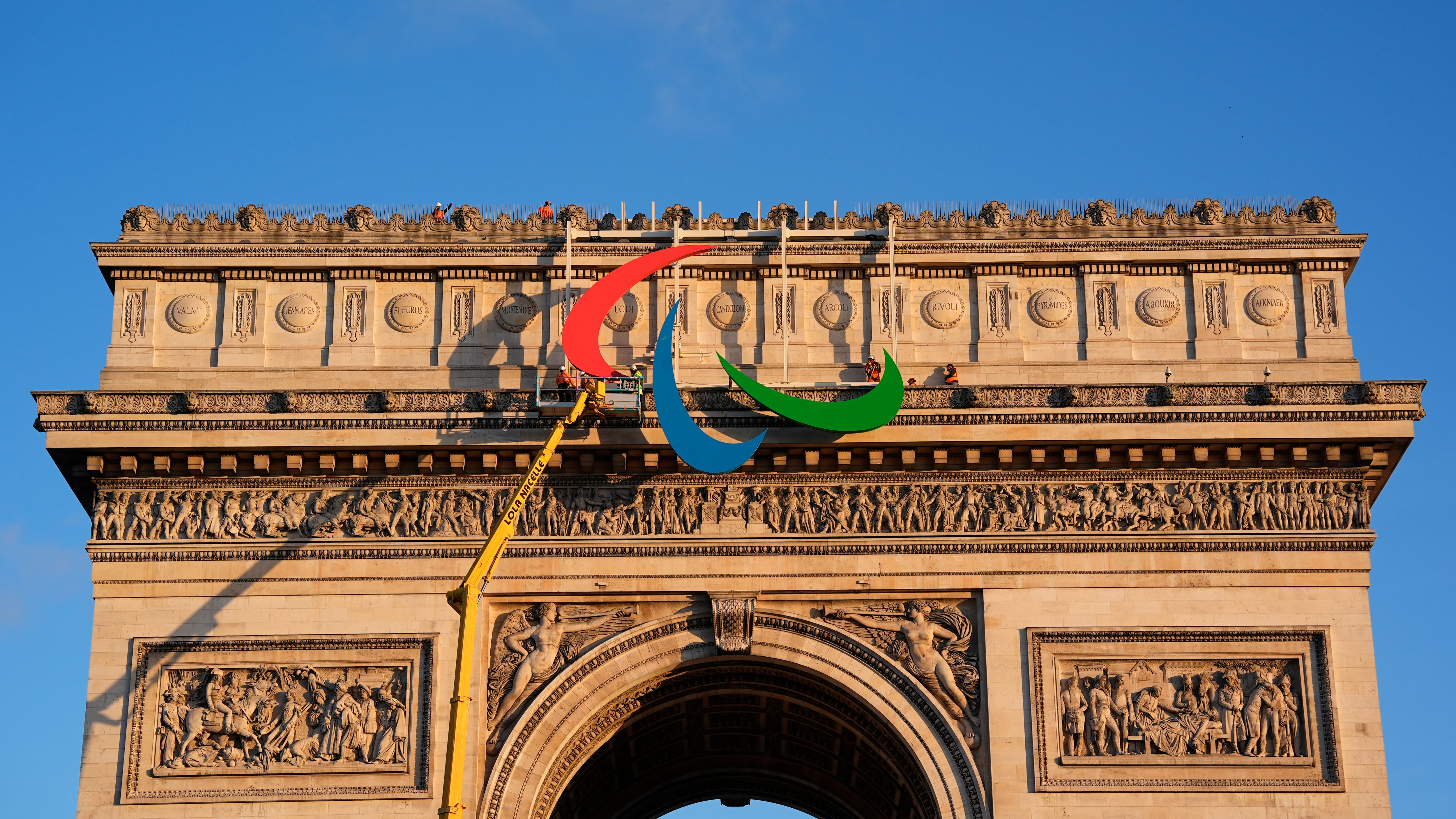Símbolo Paralímpico toma su lugar en el Arco del triunfo previo al arranque de París 2024.