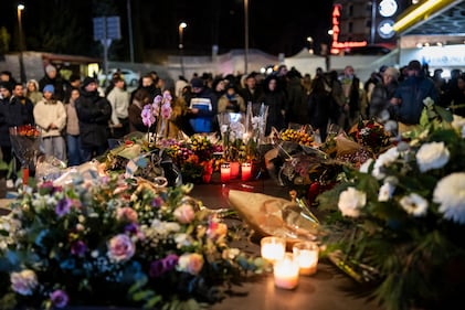 Cientos de personas homenajean a las víctimas de la tragedia de año nuevo en bar de Suiza