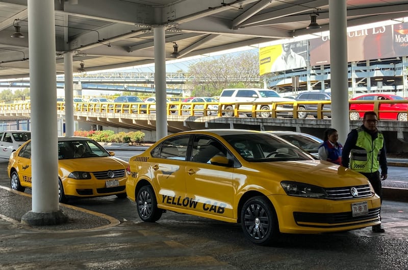 Taxistas podrían dejar de operar en los aeropuertos del país