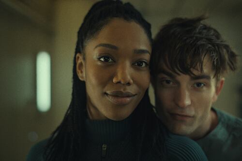 “Ese tipo es increíble”: Naomi Ackie elogia a su compañero Robert Pattinson en Mickey 17