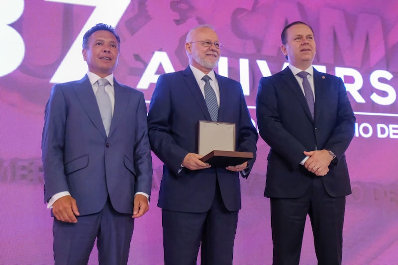 José Trinidad Padilla López recibió la Medalla de Honor por su liderazgo al frente de la FIL Guadalajara. CORTESÍA
