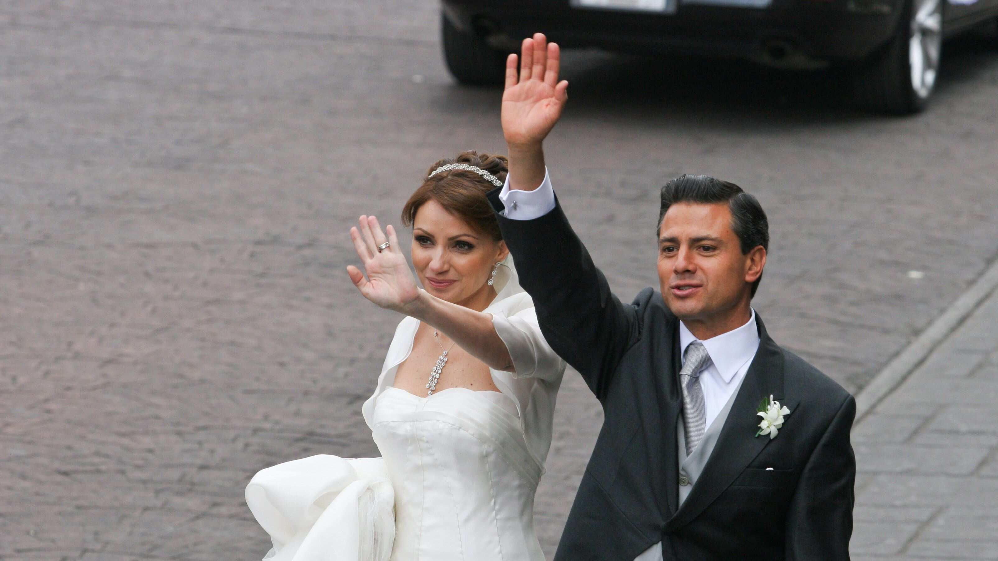 TOLUCA, ESTADO DE MÉXICO, 27NOVIEMBRE2010.- Angélica Rivera y Enrique Peña Nieto, gobernador del Estado de México, contrajeron nupcias en la Catedral de Toluca.
FOTO: ISAAC ESQUIVEL/CUARTOSCURO.COM