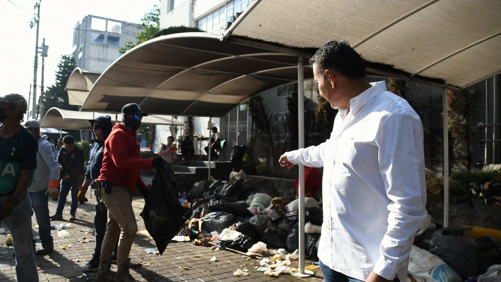 El alcalde de Tlajomulco tiró cinco toneladas de basura afuera de la sede de la empresa Caabsa.