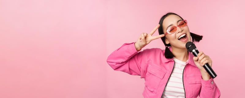 Micrófono, cócteles y buena compañía: el kit perfecto para superar a tu ex sin salir de casa