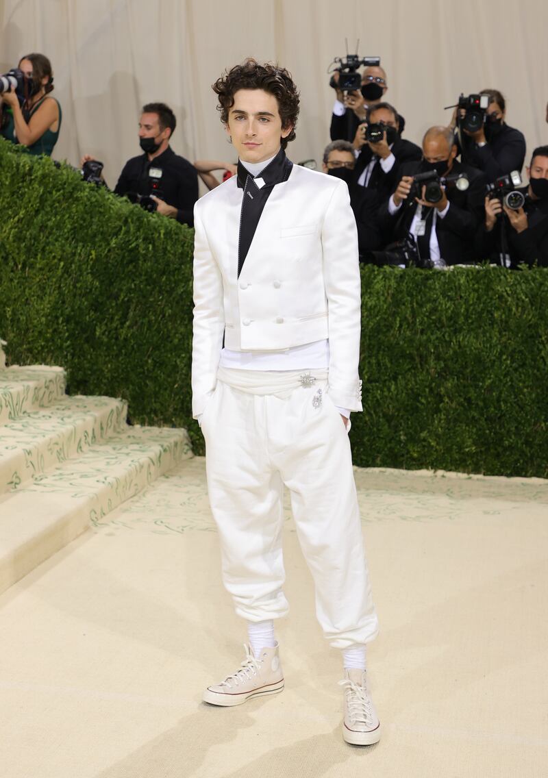 El actor estadounidense  marca la moda con sus looks atrevidos y sexys.