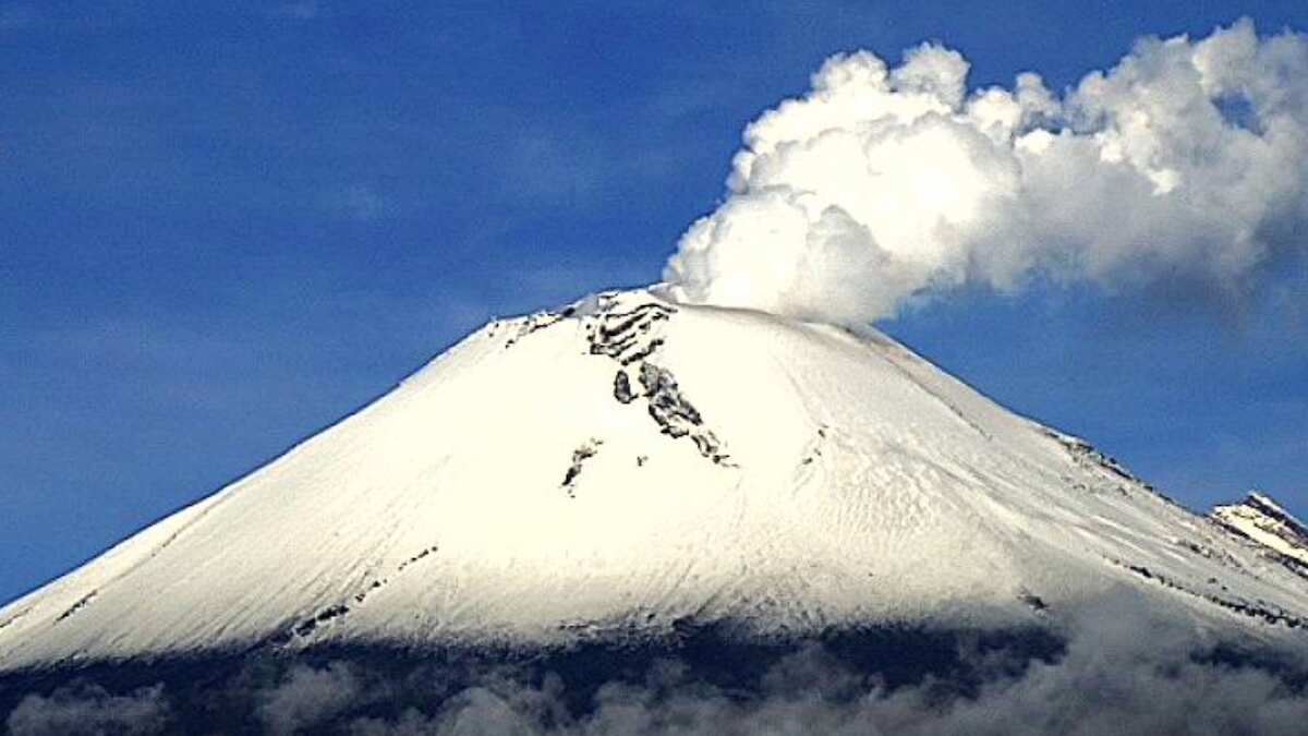 En la parte alta de 'Don Goyo' se ha formado una densa capa de nieve. (Webcams de México)