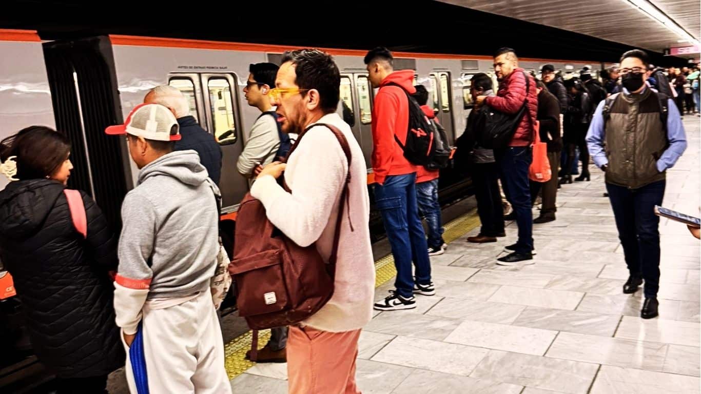 Alta demanda de usuarios en el STC