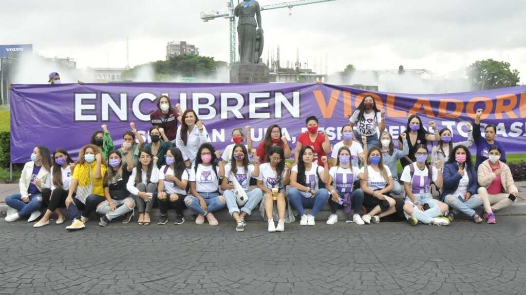 El colectivo montó una lona en la Minerva denunciando el proteccionismo al presunto violador de autoridades municipales y de Jalisco.