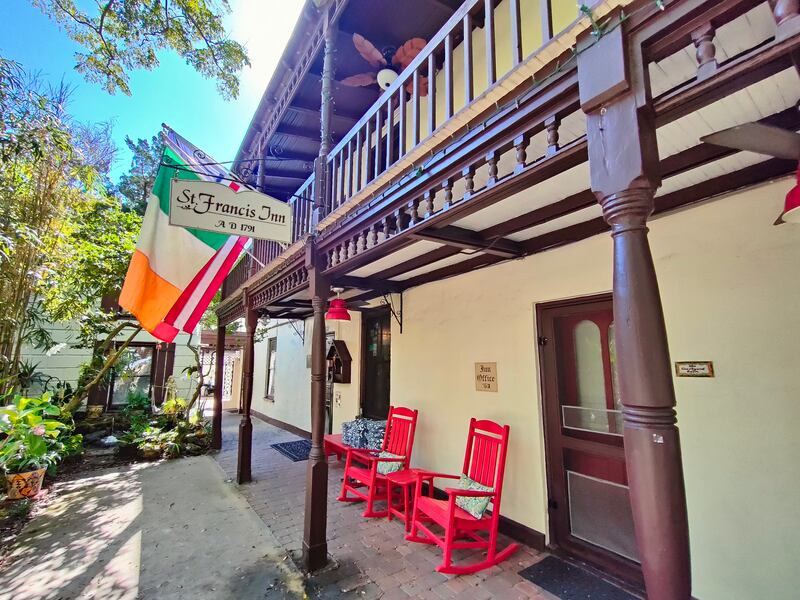 Explora la mágica St. Augustine. A solo dos horas de Orlando, esta histórica ciudad costera ofrece rica historia, calles adoquinadas, arquitectura colonial y deliciosa gastronomía
