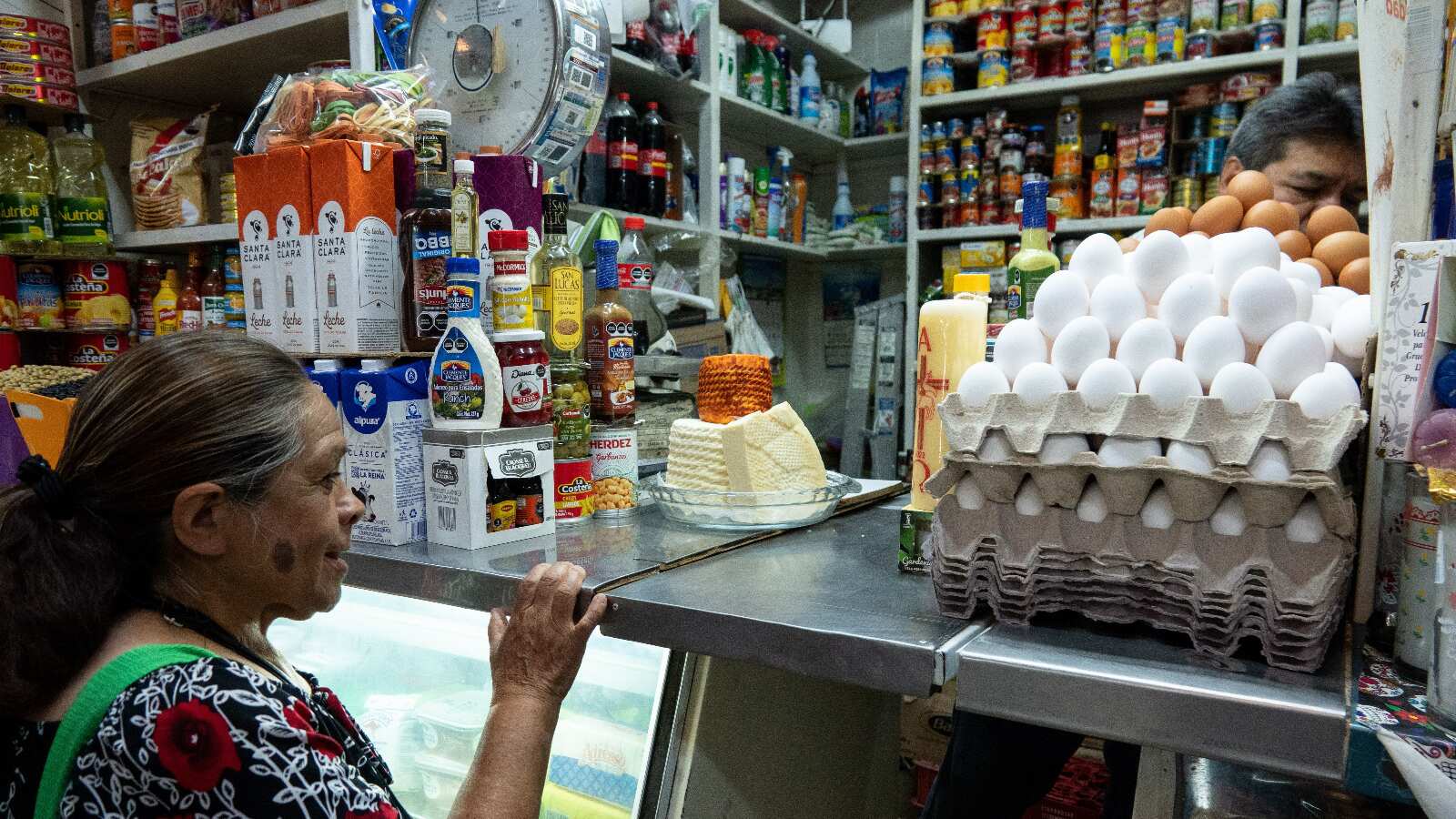 El precio del huevo inició el sexenio en 25 pesos, hoy se venden entre 48 y 56 pesos por kilo; mientras que la tortilla pasó de 14 a un promedio de 22 pesos y máximos de 30 pesos por kilo.