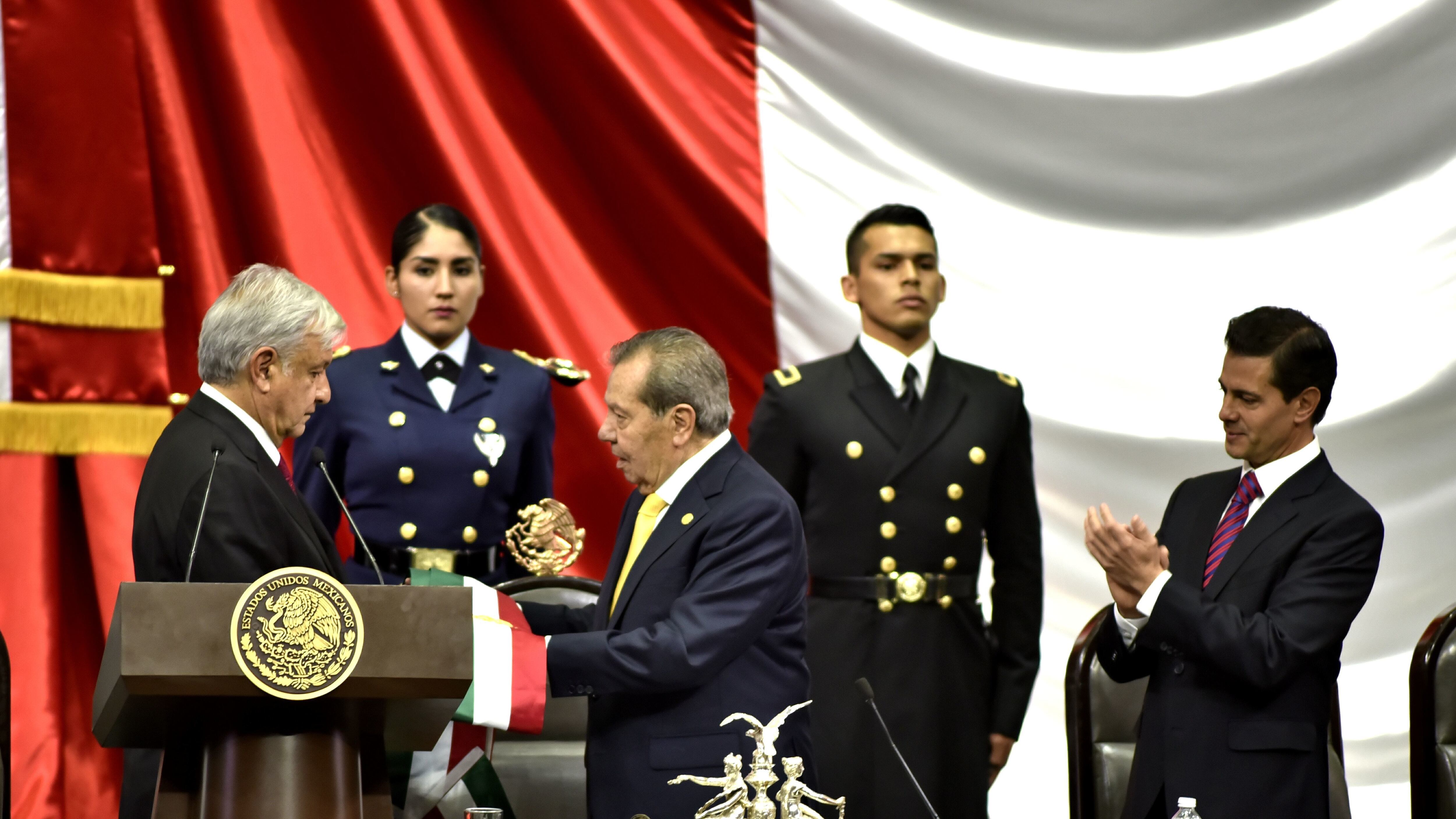 Así recibió López Obrador la banda presidencial FOTO: SAÚL LÓPEZ /CUARTOSCURO.COM
