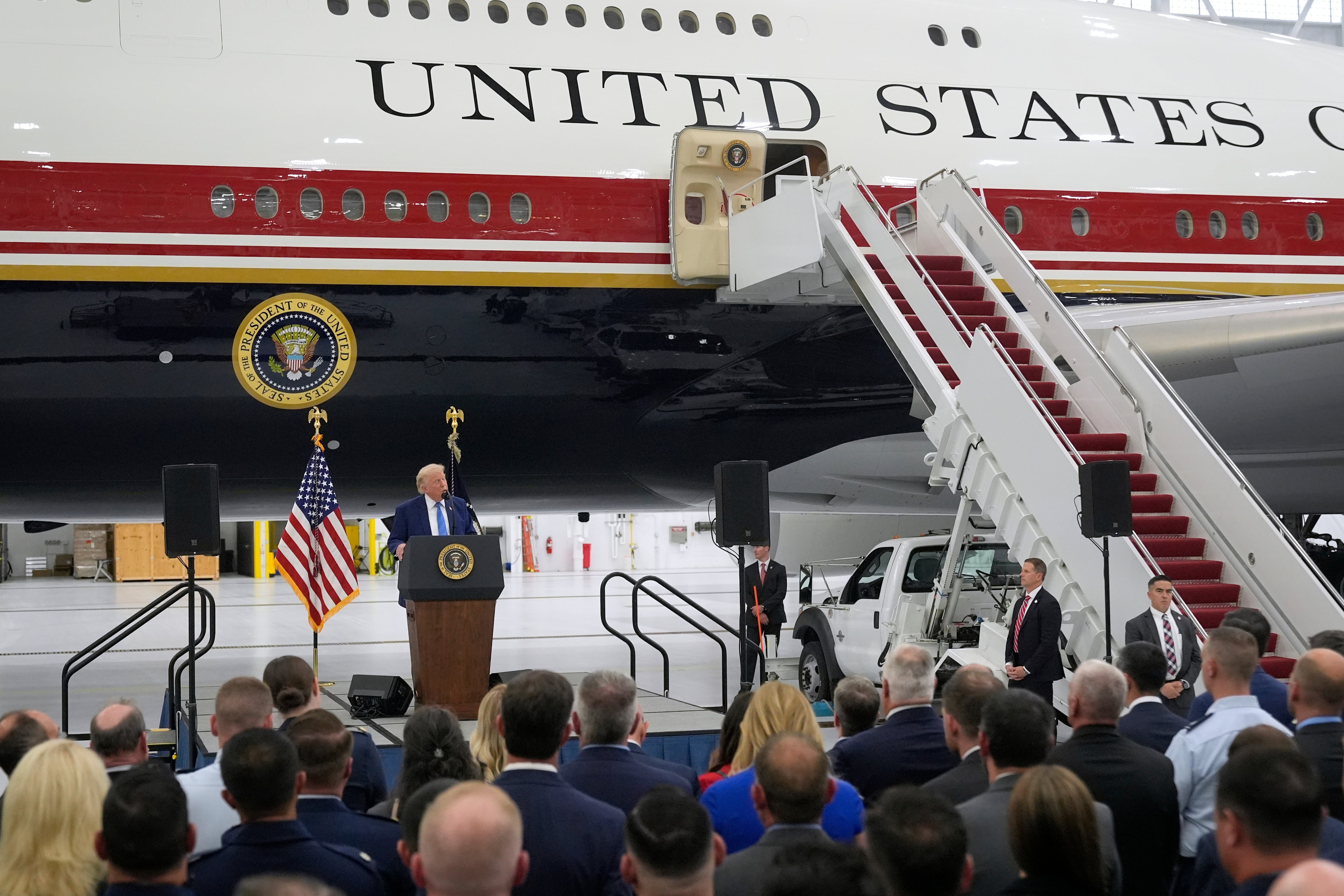 Donald Trump presenta al nuevo Air Force One tras despedirse de su antigua flotilla 