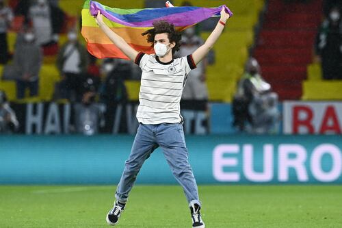 Espontáneo invade el Alemania vs. Hungría con la bandera LGBT