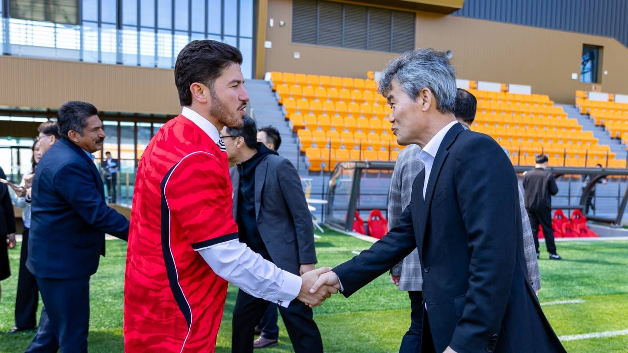 El gobernador de Nuevo León y Kim Seung-hee, director ejecutivo de la Asociación de Fútbol de Corea.