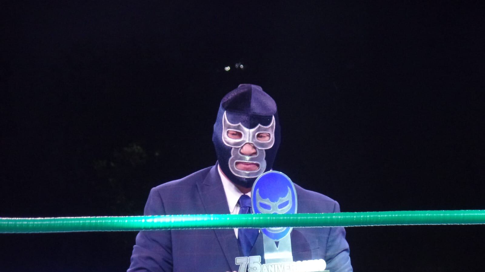 Blue Demon Jr. recibió un reconocimiento en honor a la trayectoria de su padre.