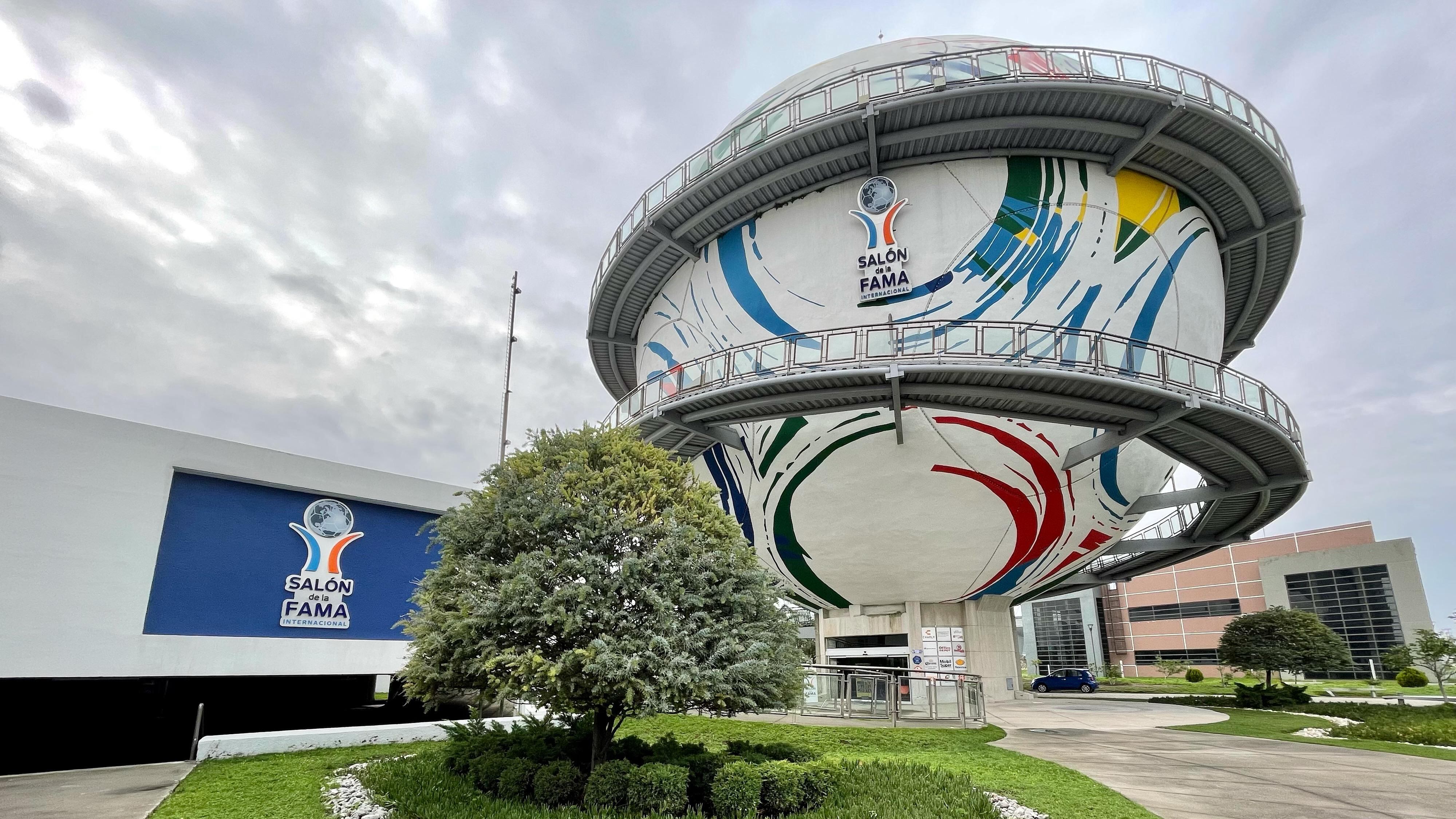 Lista de exfutobolistas que serán investidos en el Salón de la Fama de Futbol internacional 2024.