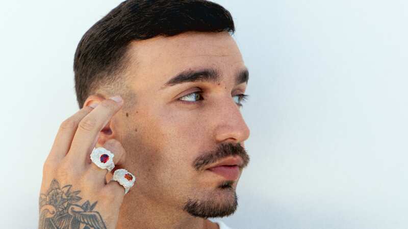 Rels B une dos cuerpos de agua a través de la orfebrería