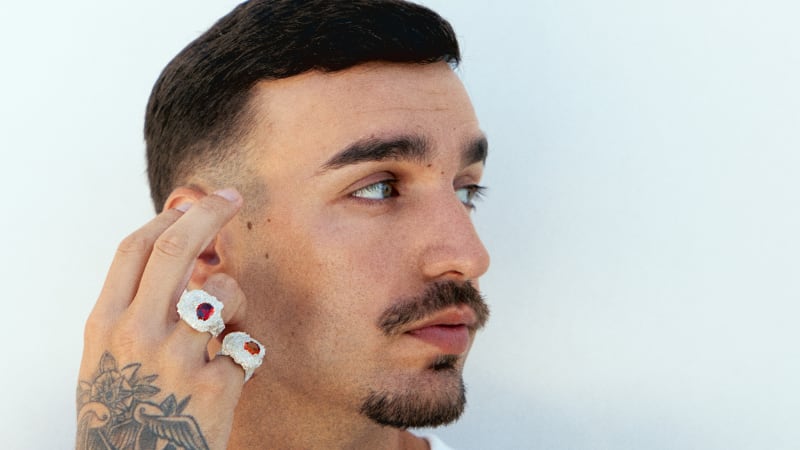 Rels B une dos cuerpos de agua a través de la orfebrería