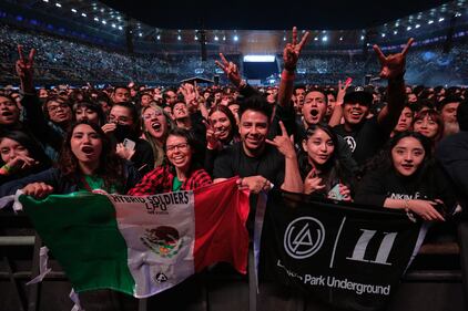 Con la convicción de empezar una nueva etapa a nivel profesional y con el objetivo de reconquistar a sus fanáticos, Linkin Park hizo oficial su visita a México con su presentación en el Estadio GNP Seguros, recinto que fue testigo de temas como "Hybrid Theory”, “Meteora”, "The Emptiness Machine” y "Burn It Down”, los cuales fueron ovacionados por la interpretación de Emily Armostrong, la nueva vocalista de la agrupación, quien no dejó de agradecer el apoyo del público mexicano.