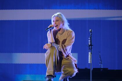 Con la convicción de empezar una nueva etapa a nivel profesional y con el objetivo de reconquistar a sus fanáticos, Linkin Park hizo oficial su visita a México con su presentación en el Estadio GNP Seguros, recinto que fue testigo de temas como "Hybrid Theory”, “Meteora”, "The Emptiness Machine” y "Burn It Down”, los cuales fueron ovacionados por la interpretación de Emily Armostrong, la nueva vocalista de la agrupación, quien no dejó de agradecer el apoyo del público mexicano.