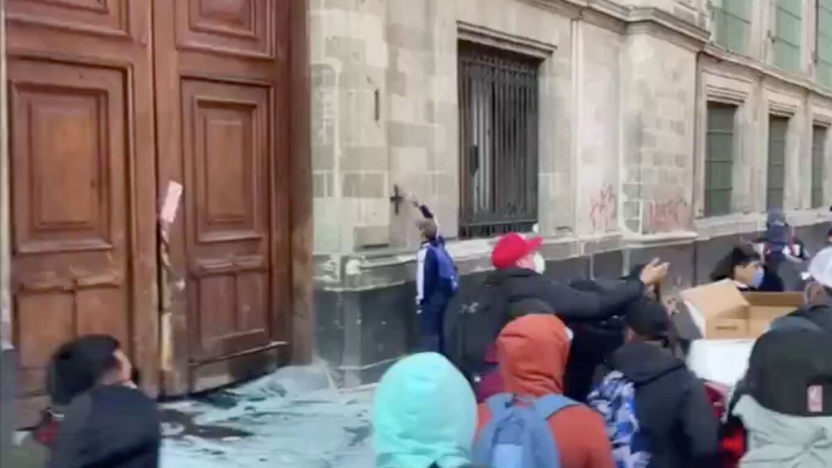 Por derribar puerta de Palacio Nacional, familiares de los 43 normalistas de Ayotzinapa podrían ser sancionados