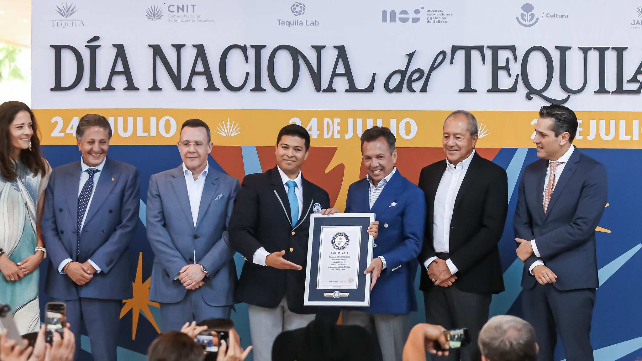 Tequila Lab recibió el Record Guiness por más botellas de tequila exhibidas. CORTESÍA